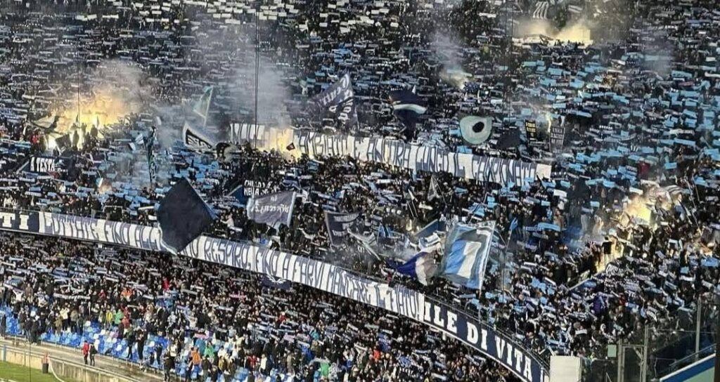 Napoli — La passione della curva